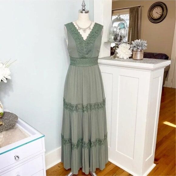 Davi & Dani Sage Green Lace Tiered Maxi Dress Small - Picture 3 of 10